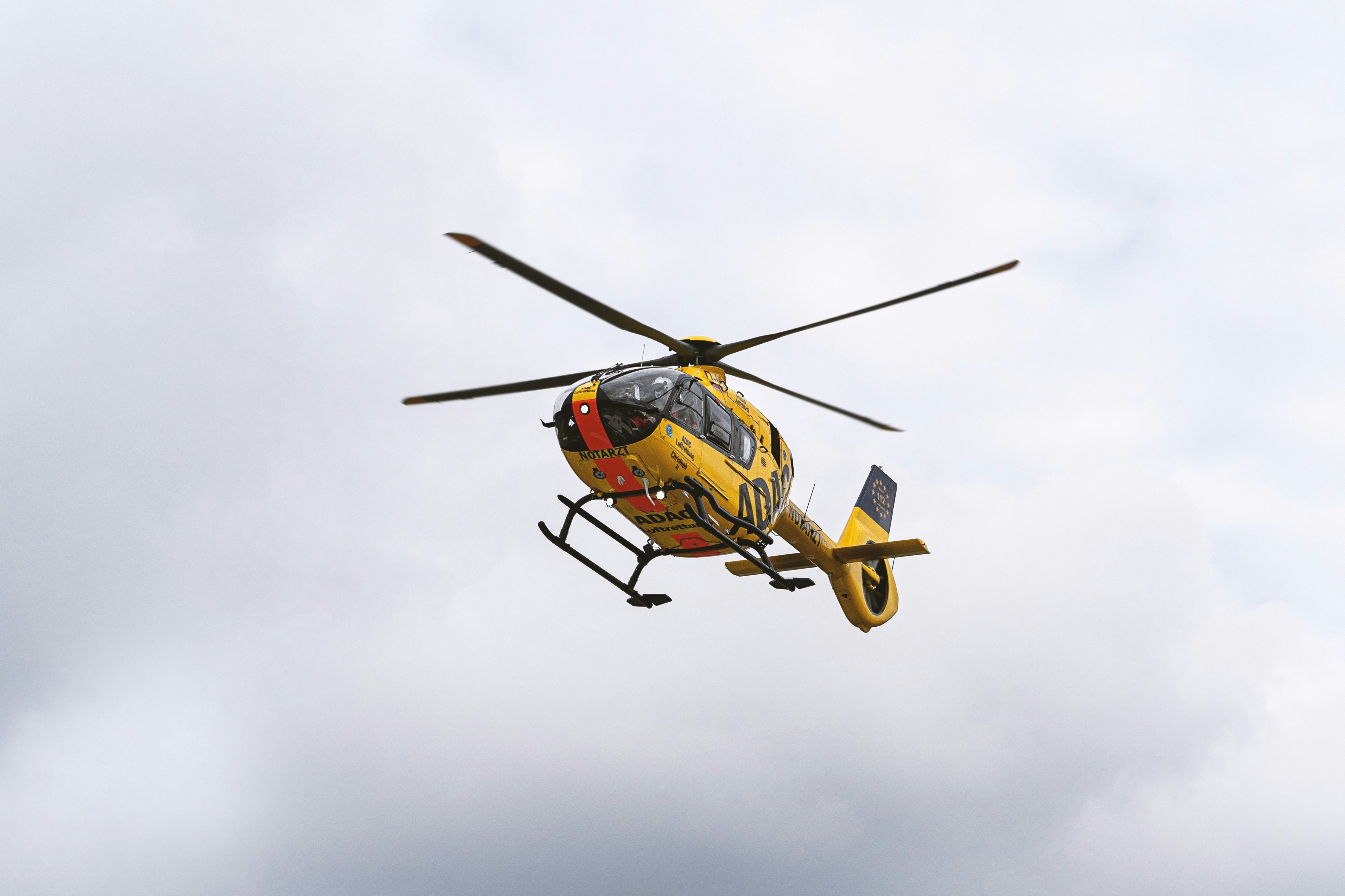 Bild eines fliegenden ADAC-Rettungshubschraubers