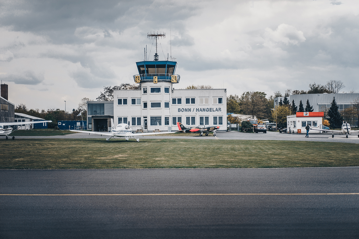 Bild des Vorfelds am Turmgebäude Flugplatz Bonn-Hangelar
