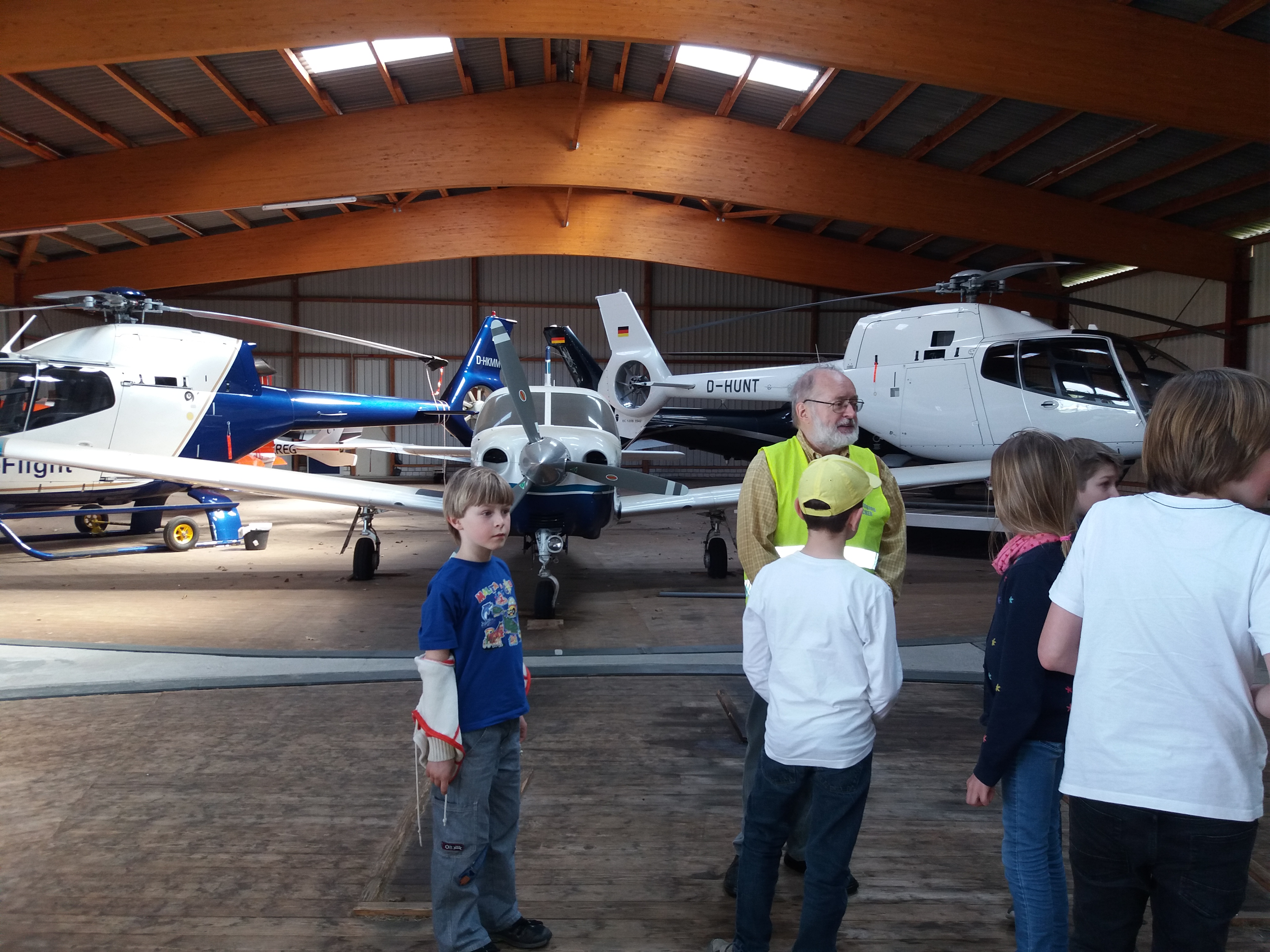 Bild einer Flugplatzbesichtigung im Hangar